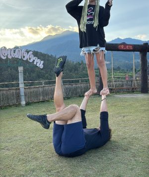 acro-yoga-parent-ZgmjzQL7