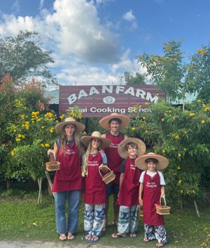 family-cooking-Bao85wBJ